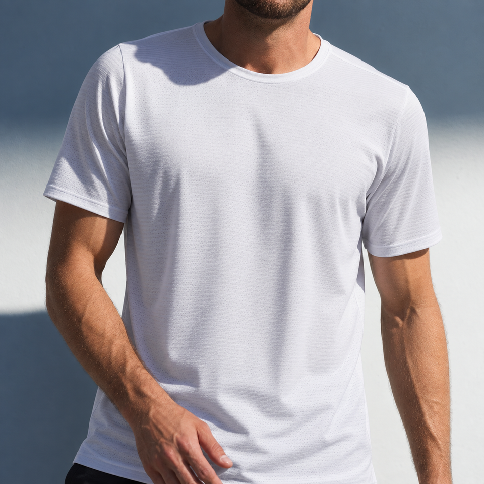 Detailansicht von Stoffstruktur, Rundhalsausschnitt und Passform des weißen Montevaro-T-Shirts
