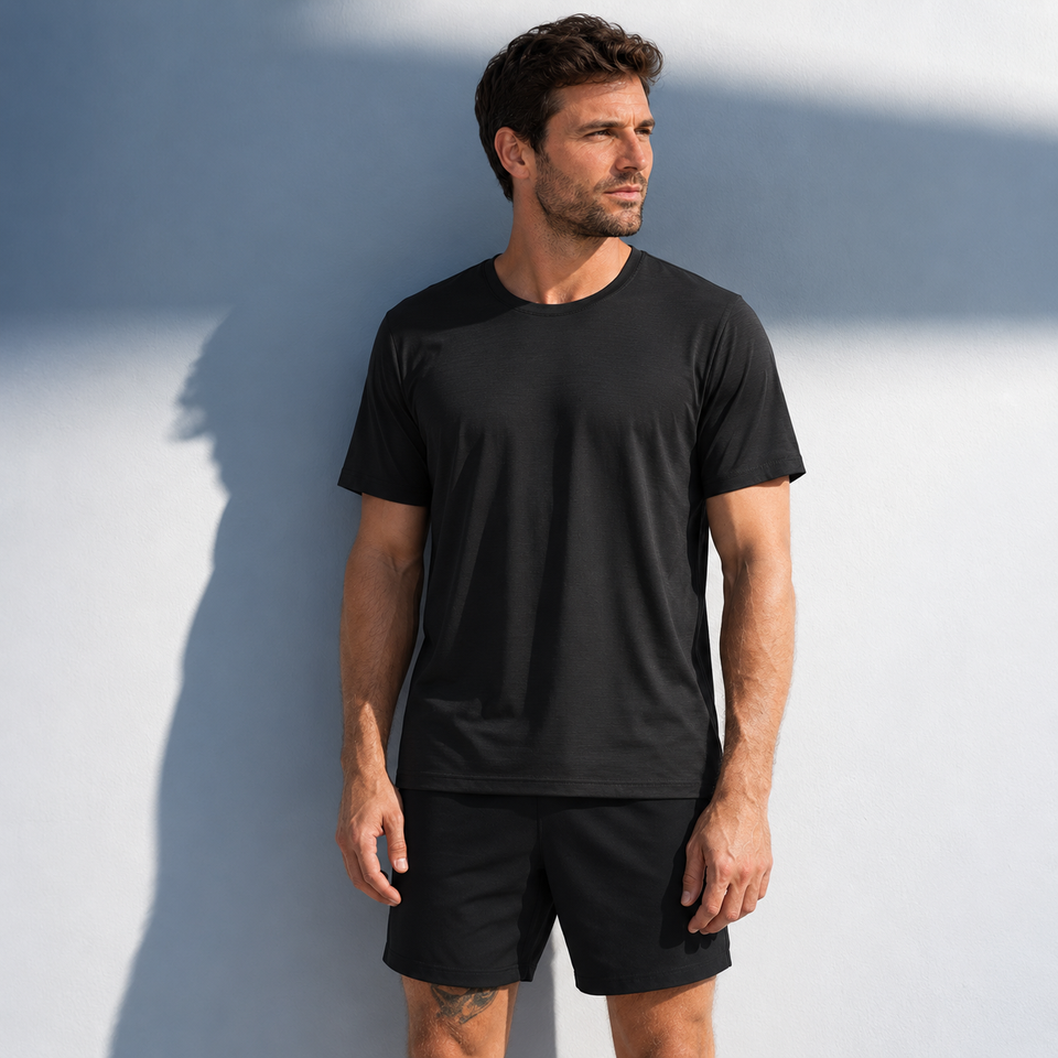 Mann in schwarzem Montevaro-T-Shirt und schwarzen Shorts